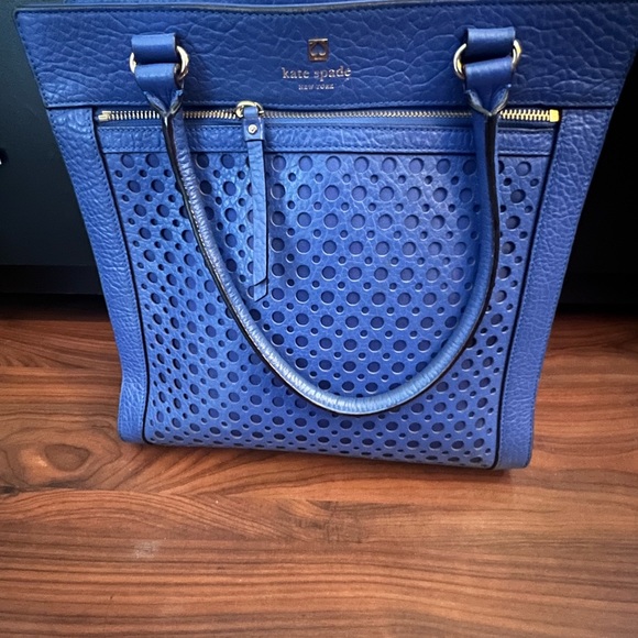 Gently loved Kate Spade hand bag. No tears or rips. Smoke free home. Like New. - Picture 1 of 5